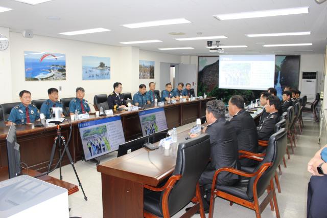 삼척경찰서는 24일 경찰서 죽서마루 소회의실에서 삼척시 자율방범연합대장과 지역별 자율방범대장 등 10여 명이 참석한 가운데 민·경 협력 공동체 치안 활성화를 위한 간담회를 개최하고 있다 사진삼척경찰서