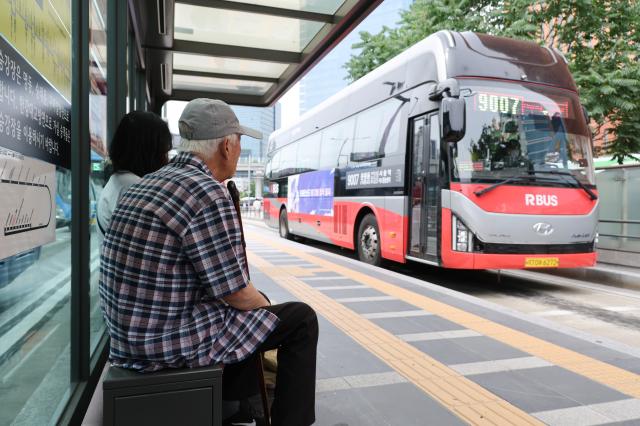 70세 이상 서울시민, 버스비 지원조례 통과...무임승차 근거 마련