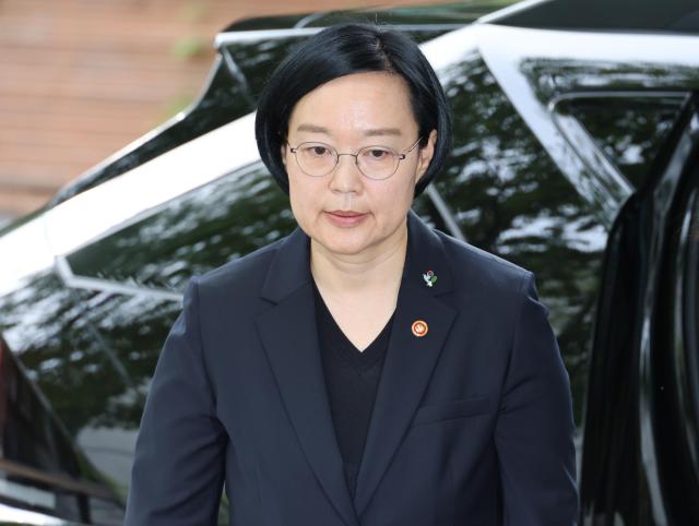 한성숙 국무총리 후보자가 지난 22일 서울 종로구 통의동에 마련된 인사청문회 준비 사무실로 출근하고 있다 사진연합뉴스
