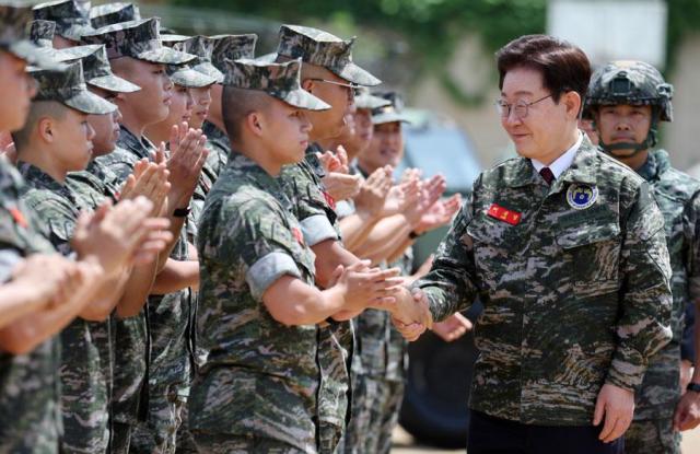 Lee visits front-line unit near maritime border ahead of Korean War anniversary