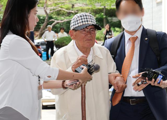정당법 위반 혐의를 받고 있는 이만희 신천지 총회장이 24일 서울 서초구 서울중앙지방법원에서 열린 구속 전 피의자 심문영장실질심사에 출석하고 있다 사진연합뉴스