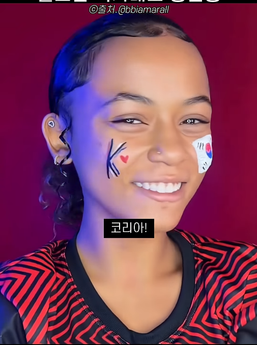 A video from the YouTube Shorts account bbiamarall shows people singing along to the 2026 Korean World Cup cheer song.