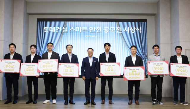 박왕근 롯데건설 안전보건관리본부장가운데이 2026 스마트 안전 공모전 수상 직원들과 기념촬영을 하고 있다 사진롯데건설