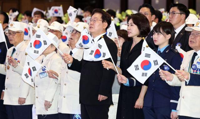 Lee vows peaceful Korean Peninsula on Korean War anniversary