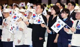 Lee vows peaceful Korean Peninsula on war anniversary