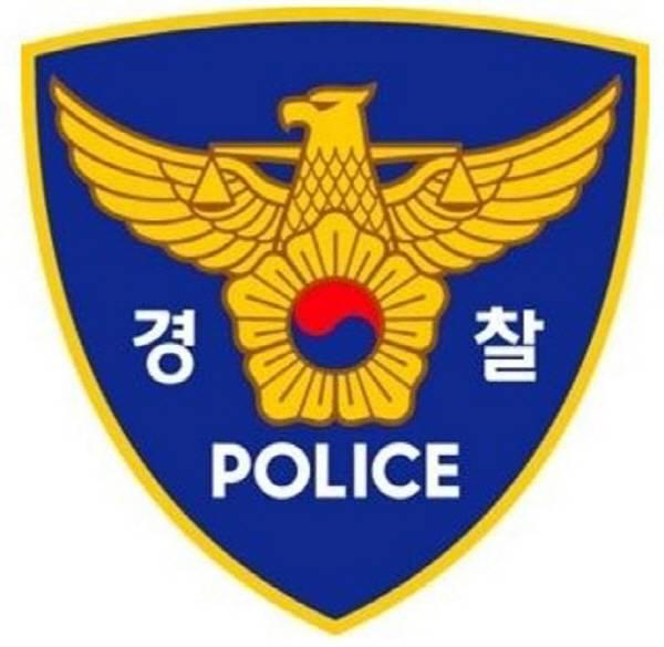 전남경찰청은 금품을 받고 특정업체에 공사를 준 구복규 화순군수 등 공무원들을 검찰에 송치했다 
