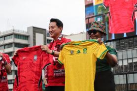 World Cup rivals cheer as one  in central Seoul 