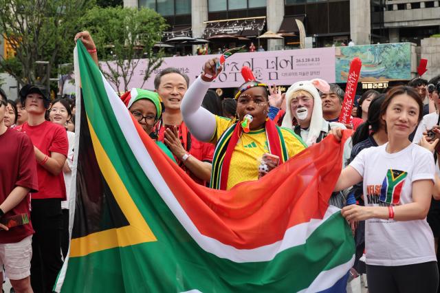A South African supporter poses with South Korean fans at Gwanghwamun Square during the 2026 FIFA World Cup group stage match on June 25 2026 AJP Yoo Na-hyun