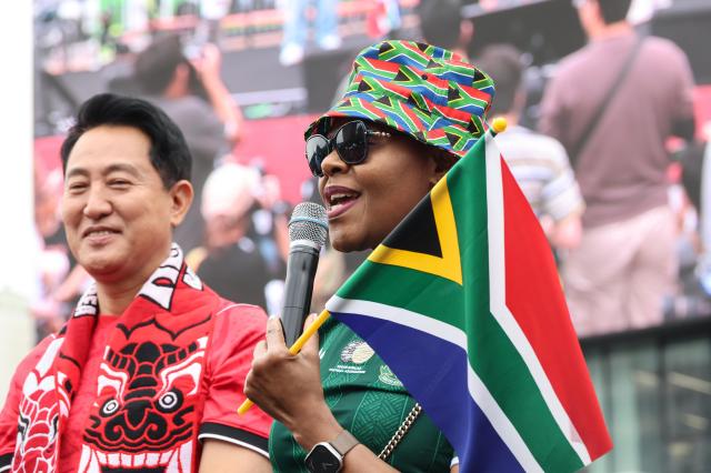 South African Ambassador Sindiswa Ntombolimo Mququ right addresses supporters at Gwanghwamun Square ahead of South Africas Group A clash against South Korea on June 25 2026 as Seoul Mayor Oh Se-hoon left looks on AJP Yoo Na-hyun