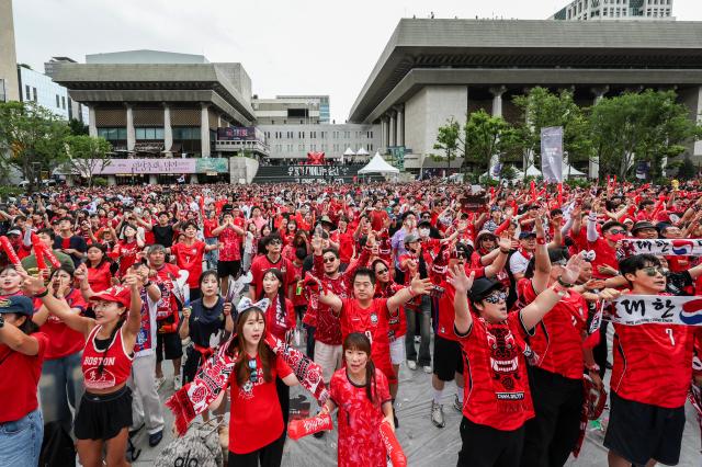South Korean supporters in Red Devils jerseys pack Gwanghwamun Square during the national teams 2026 FIFA World Cup Group A match against South Africa on June 25 2026 AJP Yoo Na-hyun
