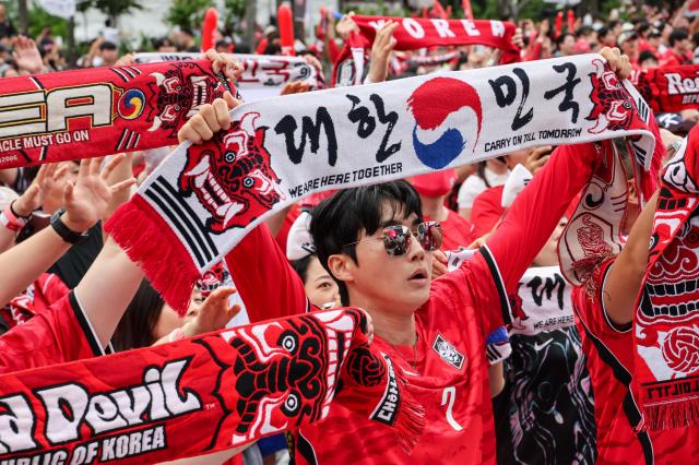 chanting오후 141Claude 응답 South Korean supporters hold up scarves and chant during their teams 2026 FIFA World Cup Group A match against South Africa at Gwanghwamun Square on June 25 …South Korean supporters hold up scarves and chant during their teams 2026 FIFA World Cup Group A match against South Africa at Gwanghwamun Square on June 25 2026 AJP Yoo Na-hyun