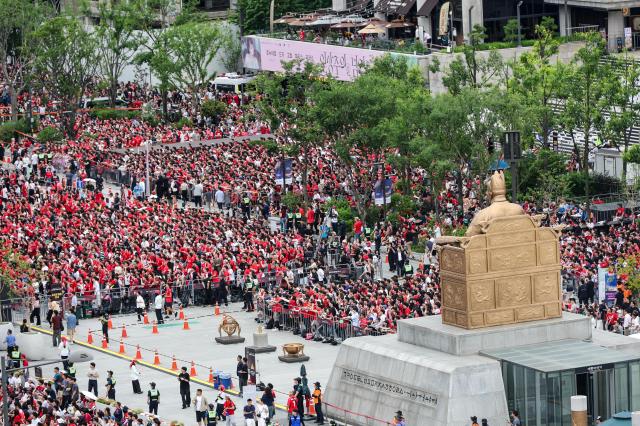 Dozens of supporters crowd Gwanghwamun Square in front of the statue of King Sejong the Great during South Koreas 2026 FIFA World Cup Group A match against South Africa on June 25 2026 Yoo Na-hyun