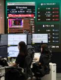 Chỉ số KOSPI tăng mạnh 5% lên mức 8.900, trong khi KOSDAQ giảm