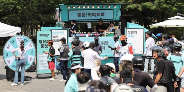우아한청년들이 지난해 여름 서울에서 고용노동부와 배달기사의 온열질환 예방을 위한 배달안전365 캠페인을 진행하고 있다 사진우아한형제들
