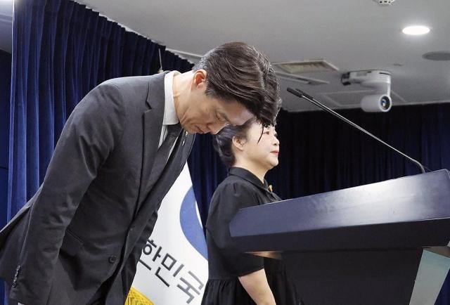 노용석 중소벤처기업부 제1차관이 지난 22일 서울 종로구 정부서울청사에서 모두의 창업 개인정보 유출과 관련 사과하고 있다 사진연합뉴스