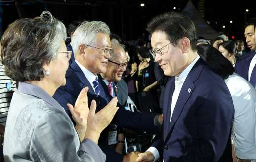 李대통령, 文 前대통령과 내달 1일 청와대서 오찬