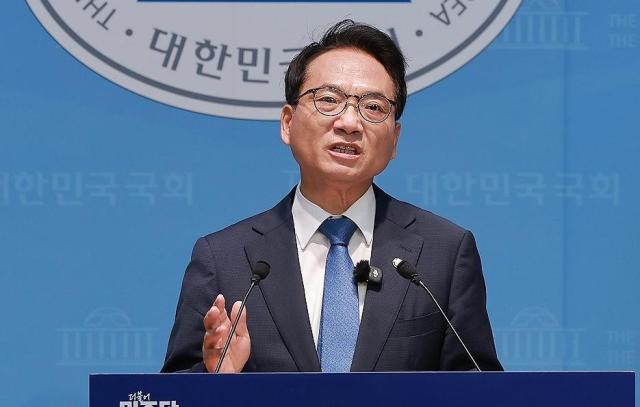 박선원 더불어민주당 의원이 24일 국회 소통관에서 최고위원 출마를 선언하고 있다 사진연합뉴스