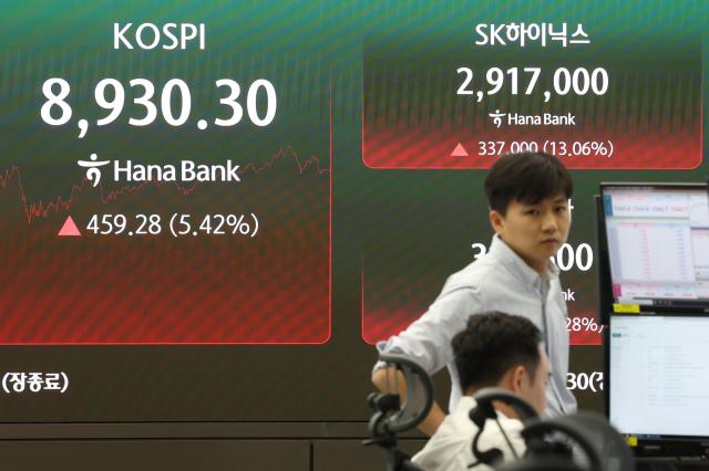 25일 코스피는 전날보다 45928포인트542 오른 893030 코스닥지수는 2150포인트236 내린 88781에 마감했다 사진연합뉴스