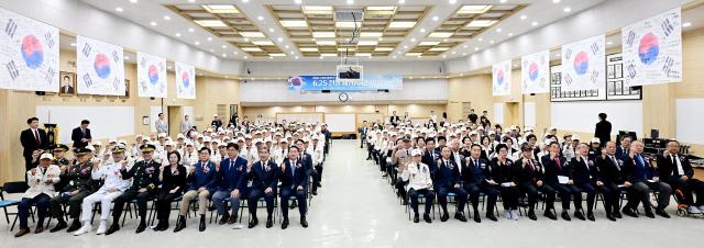 유정복 인천광역시장이 25일 시청 대회의실에서 열린 625전쟁 제76주년 기념식에서 참석자들과 기념촬영을 하고 있다 사진인천시