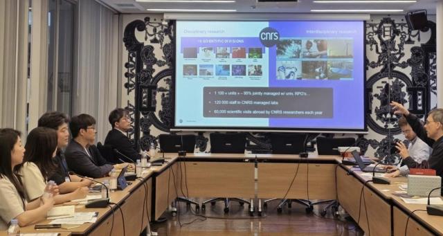 포항시는 지난 24일 아시아태평양이론물리센터APCTP와 함께 일본 도쿄에 위치한 CNRS 동북아오피스를 방문해 ‘APCTP-CNRS 연구협력센터’ 설립 가능성과 향후 협력 방안을 논의했다 사진포항시