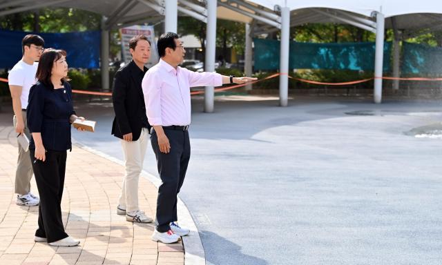 6월 24일 이현재 시장과 관련 부서 공무원들이 위미사호수공원 아래신평어린이공원 내 어린이 물놀이장 방문하여 현장점검을 하고 있다 사진하남시