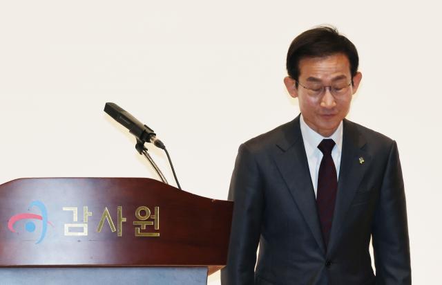 김호철 감사원장이 지난 24일 서울 종로구 감사원에서 기자간담회를 마친 뒤 인사를 하고 있다 사진연합뉴스