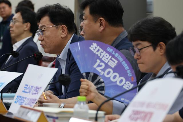 최저임금 협상 평행선...勞 1만2000원 vs 使 동결