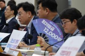 Minimum Wage Negotiations Stalled: Labor Demands 12,000 Won, Employers Call for Freeze