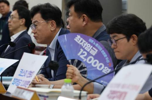 최저임금 협상 평행선...勞 1만2000원 vs 使 동결