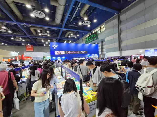 25일 서울 강남구 삼성동 코엑스에서 열린 2026 서울국제도서전에서 방문객들이 책을 둘러보고 있다 사진윤주혜 기자