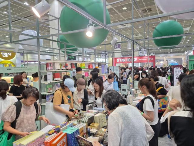 25일 서울 강남구 삼성동 코엑스에서 열린 2026 서울국제도서전에서 방문객들이 책을 둘러보고 있다 사진윤주혜 기자
