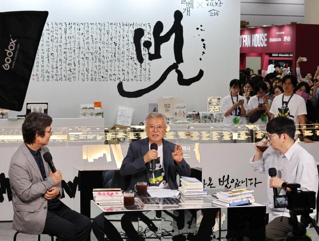 25일 서울 강남구 코엑스에서 열린 서울국제도서전 평산책방 부스에서 유시민 작가왼쪽부터 문재인 전 대통령 탁현민 전 청와대 의전비서관이 북토크를 하고 있다 사진연합뉴스 