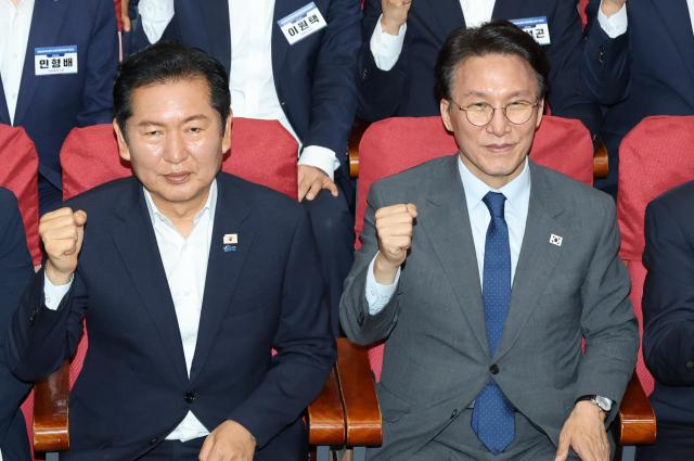 Jung Chung-rae who was then leader of the Democratic Party left and Prime Minister Kim Min-seok right pose for a commemorative photo during a workshop for winners of the June 3 local elections at the National Assembly Members Office Building in Seoul on June 21 2026 Yonhap 