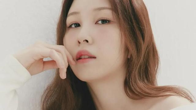 가수 권진아 사진어나더레이블