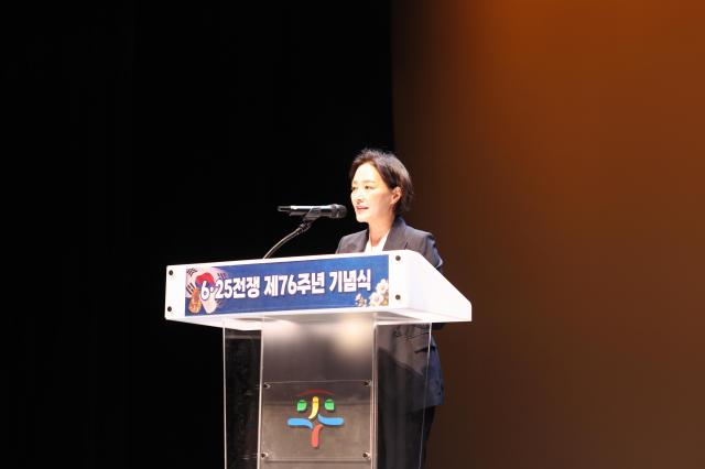 김명숙 평택시부의장이 625전쟁 제76주년 기념사를 하고 있다 사진평택시의회
