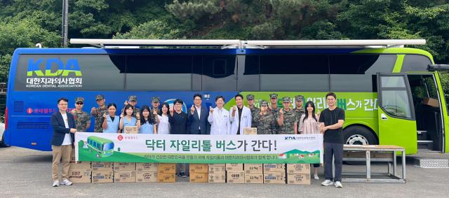 지난 24일 해병대2사단 주문소초를 방문한 롯데웰푸드 닥터자일리톨 버스 캠페인 관계자들이 기념촬영을 하고 있다 사진롯데웰푸드