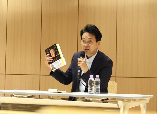 안민석 경기도교육감 당선인이 24일 광주 경청투어에서 학부모들과 의견을 나누고 있다 사진안민석 인수위