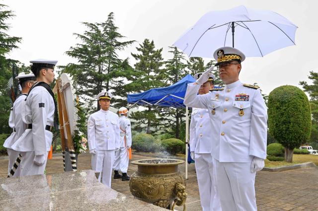 1함대사령관 이남규 소장이 분향 및 헌화 후 경례를 하고 있다 사진해군1함대