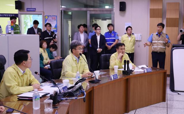 황종우 해양수산부 장관왼쪽 첫 번째이 25일 울산해양경찰서를 찾아 안철준 서장으로부터 제3동아호 침몰 사고 수습 및 실종자 수색 현황 등을 보고받고 있다 2026625 사진연합뉴스DB