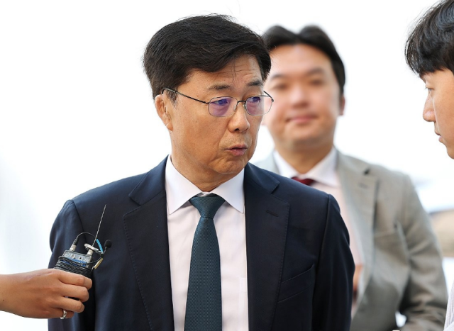 홍장원 전 국가정보원 1차장이 26일 계엄 정당화 메시지 전달 의혹 관련해 조사를 받기 위해 경기도 과천에 있는 종합특검팀으로 출석하며 취재진 질문에 답변하고 있다 사진연합뉴스