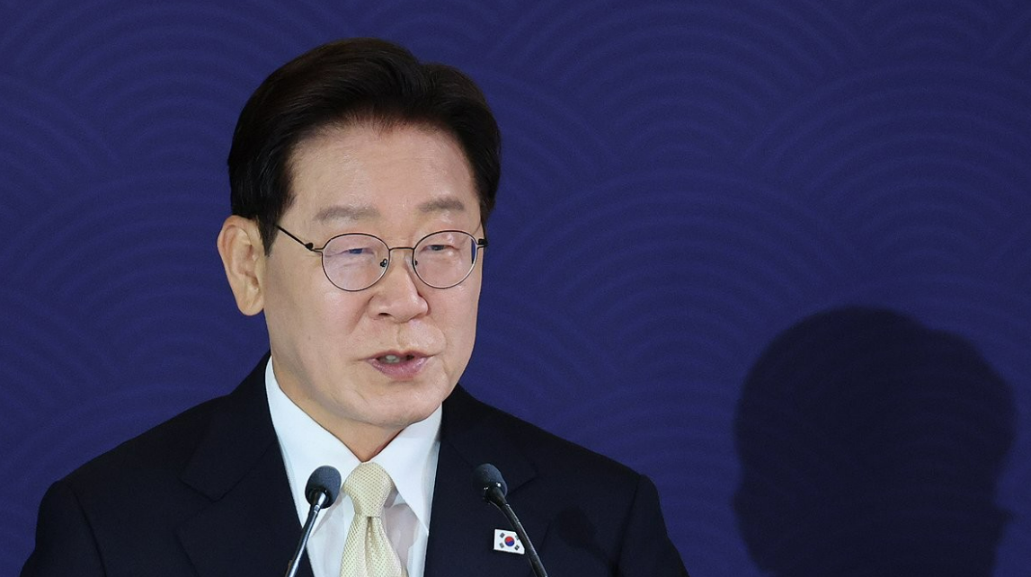 李대통령 국정수행 지지율 51%…취임 후 최저치 기록