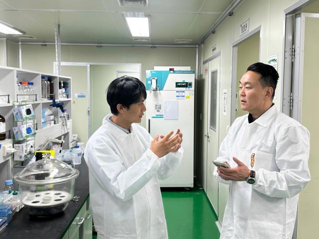 심경재 HLB펩 대표이사왼쪽가 GMP 생산시설을 방문한 피터리 노바브릿지  대표이사에게 펩타이드 생산 공정에 대해 설명하고 있다사진HLB펩