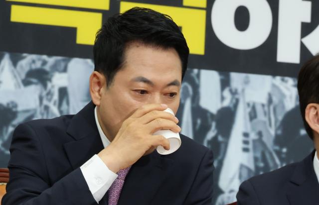 장동혁 국민의힘 대표가 지난 25일 국회에서 열린 최고위원회의에서 물을 마시고 있다 사진연합뉴스