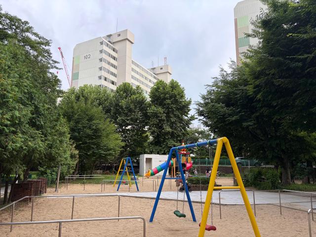 단지 내 어린이집 앞 놀이터에서 아이들이 시간을 보내고 있다. [사진=이은별 기자]