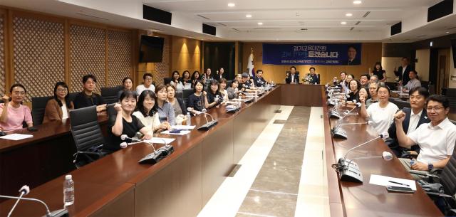안민석 경기도교육감 당선인이 25일 군포 경기교육대전환 경청투어 참석자들과 함께하고 있다 사진안민석 인수위