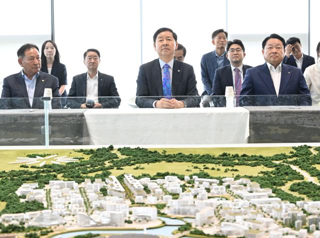 Korean deputy prime minister for economy Koo Yun-cheol visits a showroom at Haenam South Jeolla on solar panel-powered datacenter site Courtesy of the Ministry of Finance and Economy