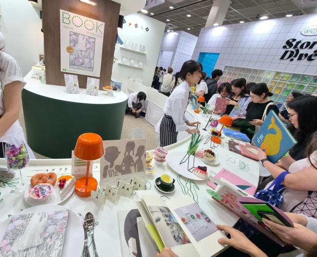 25일 서울 강남구 삼성동 코엑스에서 열린 2026 서울국제도서전에서 방문객들이 책을 둘러보고 있다 사진윤주혜 기자
