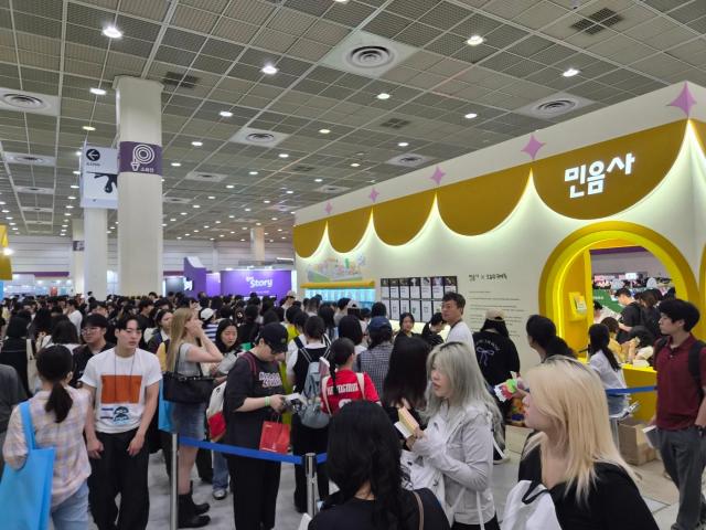 25일 서울 강남구 삼성동 코엑스에서 열린 2026 서울국제도서전에서 방문객들이 책을 둘러보고 있다 사진윤주혜 기자
