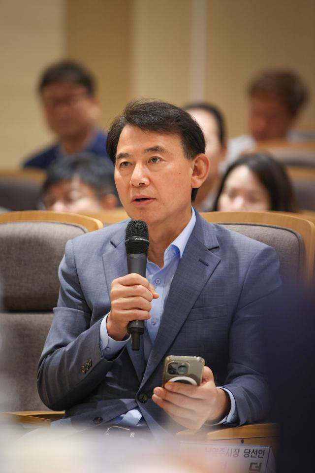 최현덕 남양주시장 당선인이 26일 민선 9기 남양주시 시민주권위원회 시정 업무보고에서 민선 9기 시정 방향을 설명하고 있다 사진-최현덕 인수위