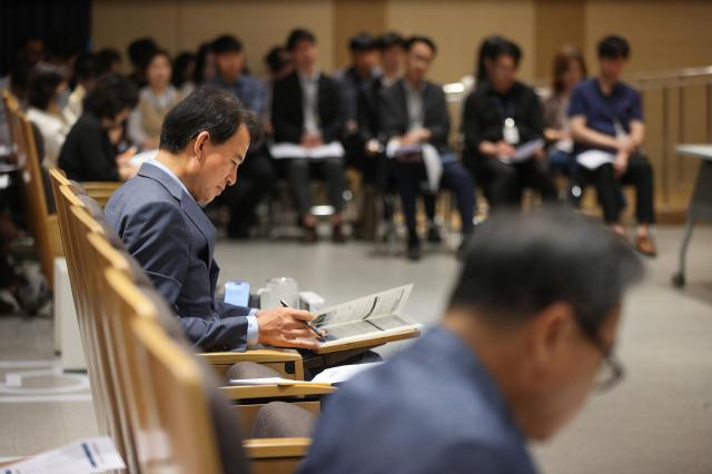 최현덕 남양주시장 당선인이 26일 민선 9기 남양주시 시민주권위원회 시정 업무보고에서 자료를 검토하고 있다 사진최현덕 인수위